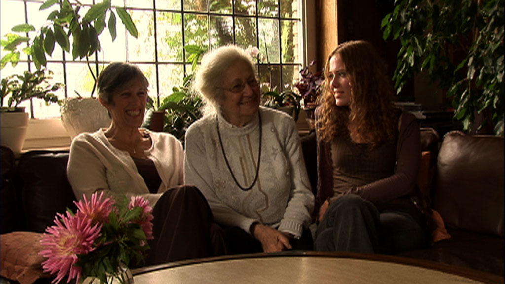 Filmszene aus Was Bleibt - Großmutter, Tochter, Enkeltochter DeVries auf Sofa